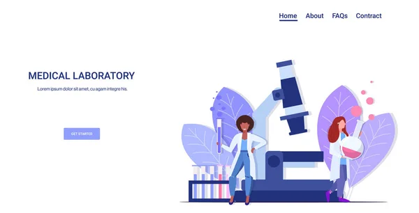 Mix ras vrouwelijke artsen doen onderzoek chemisch laboratorium wetenschappers het maken van experimenten houden reageerbuizen met vloeibare vrouwen werken met microscoop in genetisch medisch lab volledige lengte horizontaal — Stockvector