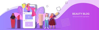 Moda güzellik blogcuları kıyafetleri ve son moda makyaj derslerini gösteriyor. Yarış kadınları online video canlı yayın blog konsepti, akıllı telefon ekranı mobil uygulama yatay kopyalama alanı kaydediyor.