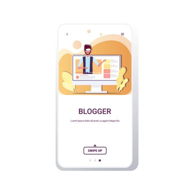 VR gözlük takan teknoloji blogcusu kulaklık takan adam sanal gerçeklik dijital gözlüklerini test ediyor video canlı yayın blog konsepti akıllı telefon ekranı mobil uygulama portresi kaydediyor