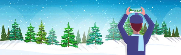 Travel blogger χρησιμοποιώντας κάμερα smartphone φωτογραφίζοντας χιονισμένο δάσος κατά τη διάρκεια της πεζοπορίας blogging live streaming wanderlust έννοια χειμερινό τοπίο φόντο οριζόντια πορτρέτο — Διανυσματικό Αρχείο