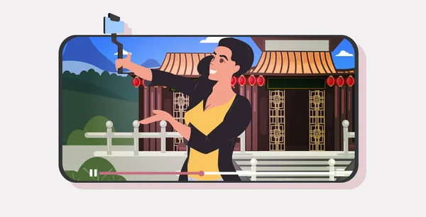 Musafir wanita menggunakan tongkat selfie memotret pagoda cina dengan gaya tradisional live streaming bepergian konsep blog smartphone aplikasi mobile potret horisontal - Stok Vektor