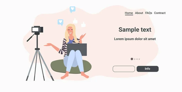 Kvinna bloggare med bärbar dator inspelning video blogg med hjälp av digitalkamera på stativ live streaming sociala medier nätverk blogging koncept horisontell full längd kopia utrymme — Stock vektor