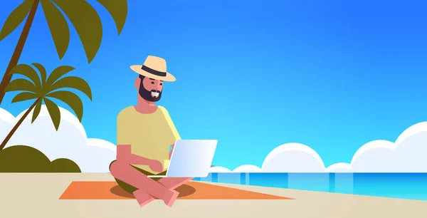 Man using laptop on tropical sea beach summer vacation online communication blogging concept seascape background full length horizontal — 스톡 벡터