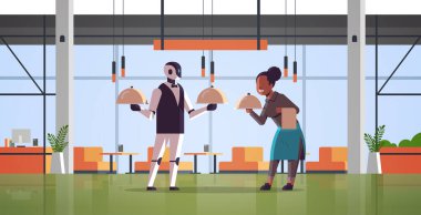 Garsonun elinde bulaşık robotuyla robot garsonun karşısında yapay zeka teknolojisi yemek konsepti modern restoran iç mekanı tam boy yatay servis