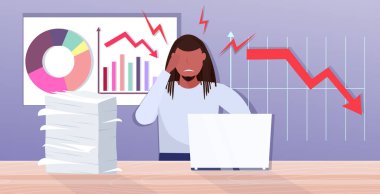Aşırı çalışan işadamı, grafiği aşağı doğru analiz ederek ekonomik okun finansal kriz çöküşünü, iflas evraklarının yatay konsept portresini inceliyor.
