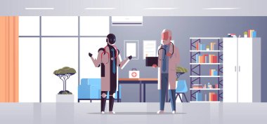 Robot ve insan doktorları, robot karakterle insan arasında bir araya gelip sağlık hizmetleri yapay zeka teknolojisi kavramını tartışıyorlar.