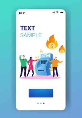 Ateşli dolar sembolü olan ATM yakınındaki üzgün iş adamları banka kredi kartı iflası kavramını reddettiler akıllı telefon ekranı mobil uygulaması tam boy fotokopi alanı