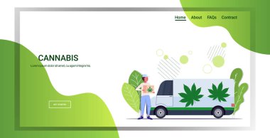 Kurye kenevir kamyonu yakınında karton kutu tutuyor esrar teslimat hizmeti uyuşturucu tüketimi tıbbi marihuana yasallaştırma kavramı yatay tam uzunlukta fotokopi alanı