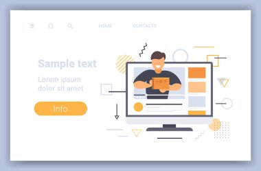 Adam blogcu paket kutusu açıyor video bloglarını açıyor e-posta dağıtımını açıyor canlı yayın konsepti bilgisayar monitörü çevrimiçi oyuncu çevrimiçi kopya alanı portresi