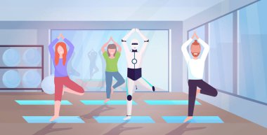 İnsanlarla yoga egzersizleri yapan robot ayakta duran ağaç, asana yapay zeka teknolojisi konsepti robotik karakter, modern stüdyo ve yatay iç uzunluğa karşı.