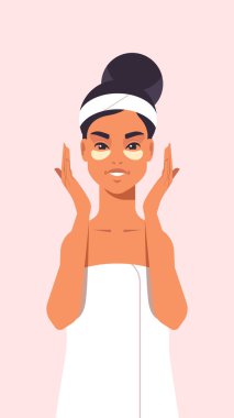 Havlucu kız kıyafetleri içinde cilt kremi süren genç bir kadın. Cilt bakımını yapıyor, spa yapıyor. Yüz bakımı konsepti portresi çiziyor.