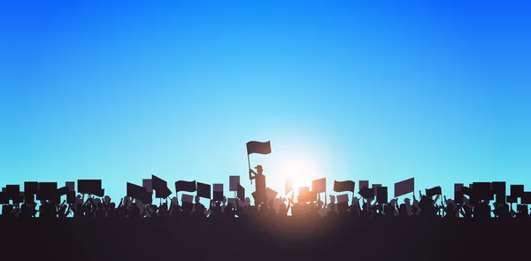 Silhouette de personnes foule manifestants tenant des affiches de protestation hommes femmes avec des pancartes de vote vierges manifestation discours liberté politique concept portrait horizontal — Image vectorielle