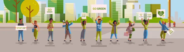 Activistas ecologistas sosteniendo carteles van verde salvar planeta huelga concepto manifestantes haciendo campaña para proteger la tierra demostrando contra el calentamiento global paisaje urbano fondo horizontal longitud completa — Vector de stock