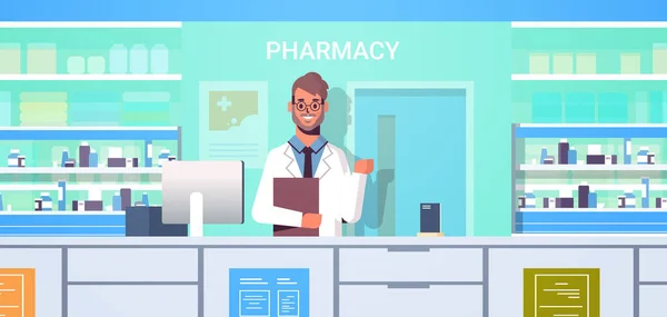 Mannelijke arts apotheker met klembord staan bij apotheek teller moderne drogisterij interieur geneeskunde gezondheidszorg concept horizontaal portret — Stockvector