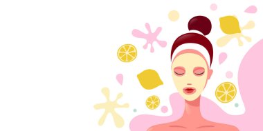 Taze meyve maskesi takan genç bir kadın limon meyve portresiyle yüz bakımı yaptırıyor.