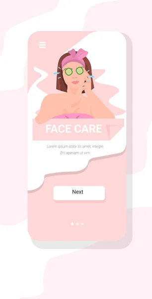 Genç bir kadın yüz maskesi takıyor. Salatalık temizleyen ve cilt bakımı konsepti akıllı telefon ekranı mobil uygulama dikey uzay portresi. — Stok Vektör