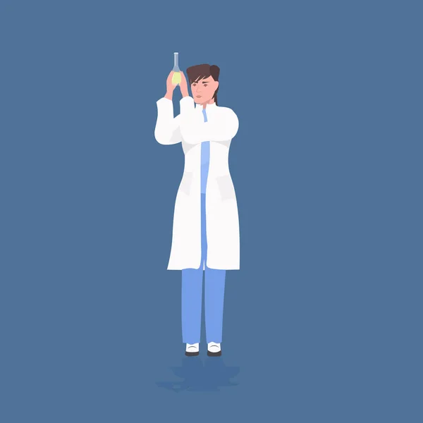 검은 코트를 입은 여성 연구원 이 실험실 의학 연구 에서 화학 실험을 하는 모습을 보여 주는 시험관을 보고 있는 여성 과학자 — 스톡 벡터