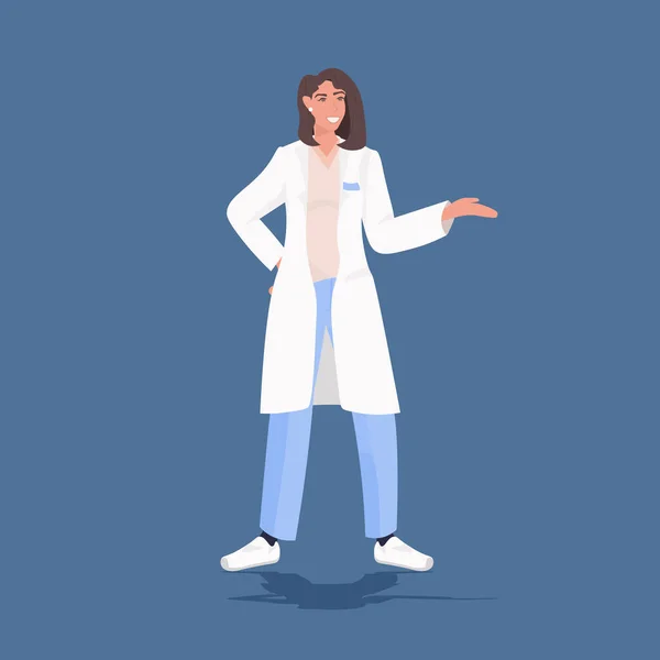 Ricercatrice donna scienziata punta mano ricercatrice in camice bianco mostrando qualcosa di medico concetto di operaio di laboratorio full length — Vettoriale Stock