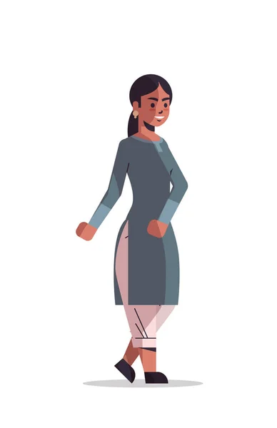 Hermosa mujer india posando a la cámara sonriente personaje de dibujos animados femeninos de pie pose longitud completa aislado vertical — Vector de stock