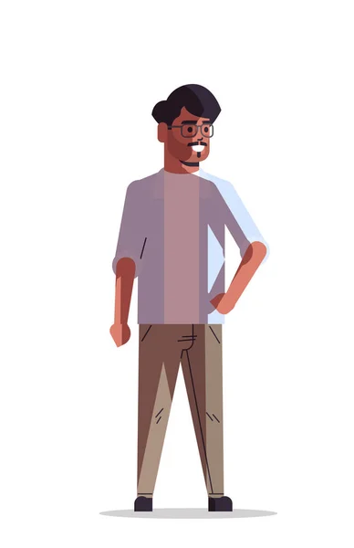Hermoso indio hombre usando gafas sonriente personaje de dibujos animados masculino de pie pose longitud completa aislado vertical — Vector de stock