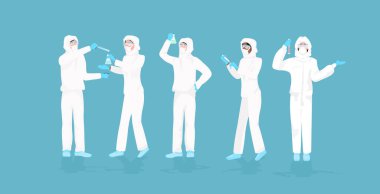 Tehlikeli madde giysisi giymiş bilim adamları laboratuarda çalışan test tüpleri tutuyorlar. Yarış araştırmacıları kimyasal deneyler yapıyorlar. Tam yatay boyda.