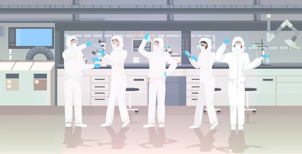 Команда вчених у костюмах з ризику, що тримає пробірки, що працюють у медичній лабораторії, дослідники міксу гонки роблять хімічні експерименти сучасною лабораторією внутрішньої горизонтальної повної довжини — стоковий вектор