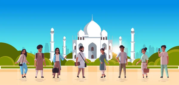 Ινδοί άνδρες γυναίκες ομάδα στέκεται μαζί συζητώντας κατά τη διάρκεια της συνάντησης των ανθρώπων σε casual ρούχα μουσουλμάνος nabawi τζαμί κτίριο cityscape φόντο οριζόντια επίπεδη πλήρες μήκος — Διανυσματικό Αρχείο