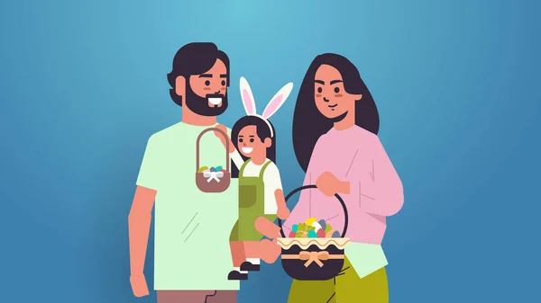Семья держит корзины с яйцами отец мать и дочь празднуют счастливый пасхальный праздник — стоковый вектор