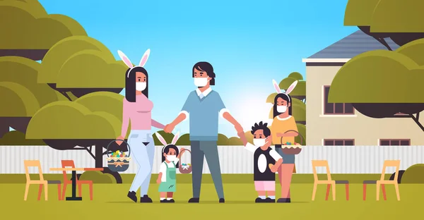 Familia sosteniendo cestas con huevos celebrando feliz fiesta de Pascua usando máscara para prevenir el coronavirus — Vector de stock