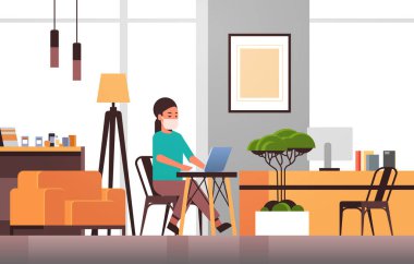 Koruyucu maskeli kadın dizüstü bilgisayar koronavirüs pandemik karantina konsepti kullanıyor evde online eğitim serbest modern oturma odasında tam boy yatay oturma odasında çalışıyor