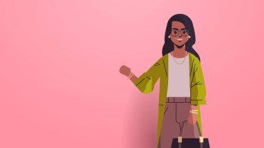 El çantasıyla el sallayan ve kameraya poz veren güzel Hintli kadın çizgi film karakteri portresi