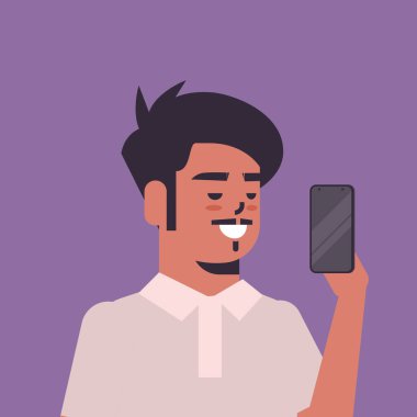 Hintli adam akıllı telefon kamerasında özçekim fotoğrafı çekiyor gülümseyen erkek çizgi film karakteri portresi