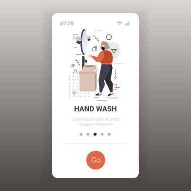 Yüz maskeli kadın ellerini sabun coronavirüs salgınını önleme konseptiyle yıkıyor.