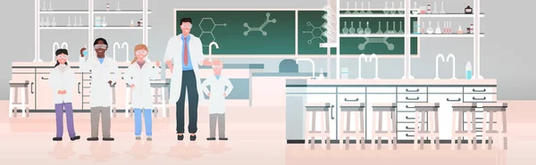 Skolelever med lärare i uniform arbetar i kemiska laboratorium modern vetenskap klassrum interiör horisontell full längd — Stock vektor
