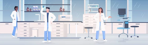 医療研究室で働く科学者チームは白衣のレース研究者を混ぜ合わせて化学実験を行う現代的な研究室内の研究コンセプトは — ストックベクタ