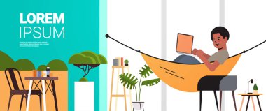 Koronavirüs karantinası sırasında dizüstü bilgisayar kullanan serbest çalışan bir adam.