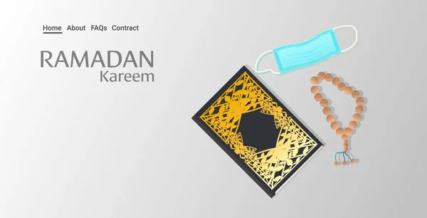 Ramadan kareem heilige maand islamitische quran tasbih en medisch masker coronavirus pandemische quarantaine — Stockvector