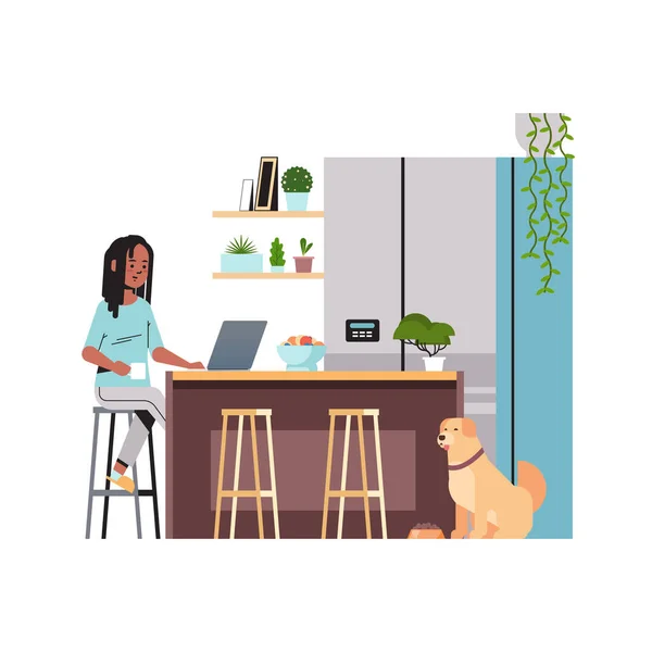 Femme pigiste utilisant un ordinateur portable travaillant à la maison pendant la quarantaine coronavirus auto-isolement freelance — Image vectorielle