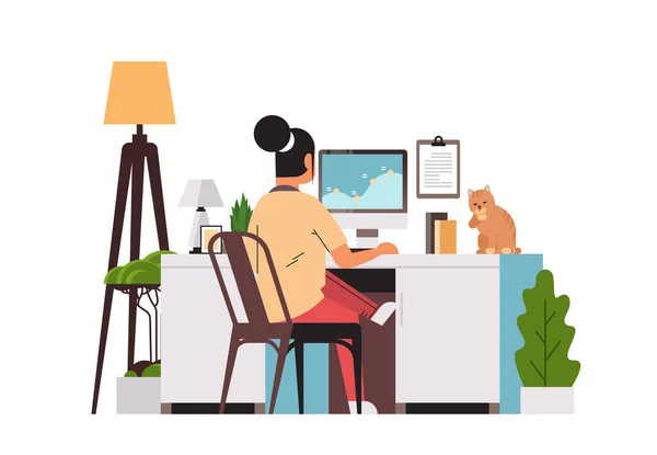 Freelancer mulher usando monitor de computador trabalhando em casa durante coronavírus quarentena freelance —  Vetores de Stock