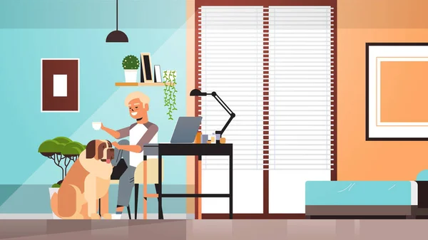 Homem freelancer usando laptop trabalhando em casa durante coronavírus quarentena auto-isolamento freelance —  Vetores de Stock