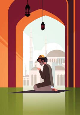 Maskeli Müslüman adam Ramazan Kareem 'e dua ediyor. Kutsal ay dini koronavirüs salgını karantinası.