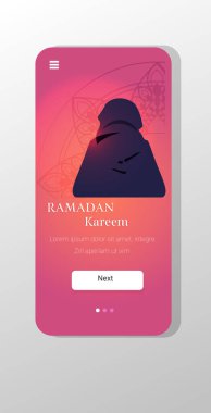 Dini Müslüman adam diz çöküp Ramazan Kareem 'e dua ediyor. Kutsal ay dini kavramı.