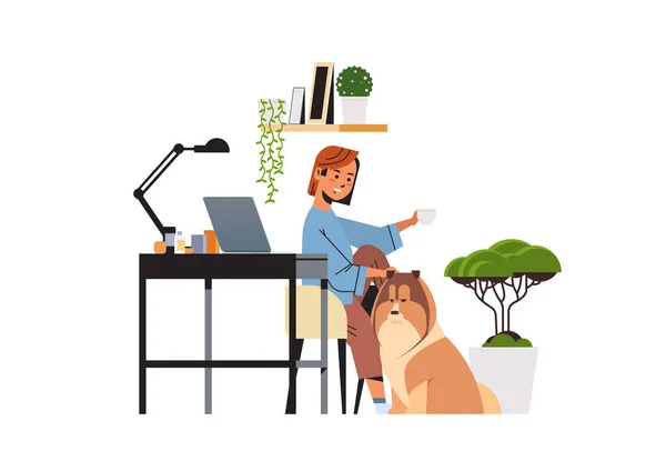 Freelancer mulher usando laptop trabalhando em casa durante coronavírus quarentena auto-isolamento freelance —  Vetores de Stock