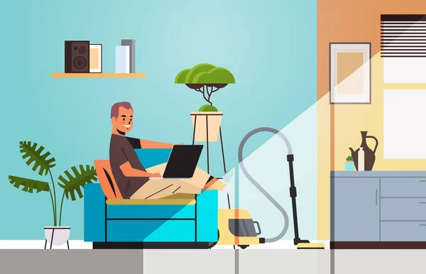 Hombre freelancer usando laptop trabajando en casa durante coronavirus cuarentena auto-aislamiento freelance — Vector de stock