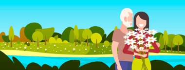 Mutlu, çiçeklerle dolu olgun bir çift. Yaşlı bir kadının romantik ilişkileri var.