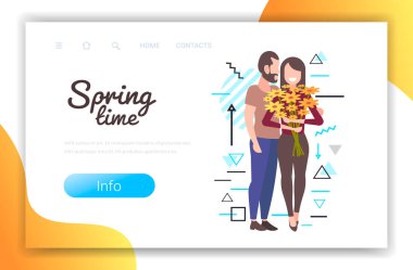 Çiçekli mutlu genç çift bahar zamanı romantik ilişkileri olan erkek kadın.