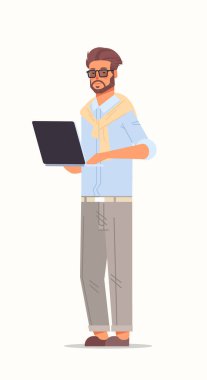 Dizüstü bilgisayarı kullanan iş adamı ayakta duran erkek çizgi film karakteri pozu üzerinde çalışıyor.