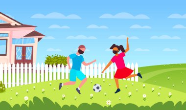 Çocuklar koronavirüs salgınını önlemek için maskeli futbolcu kızı oynuyorlar.