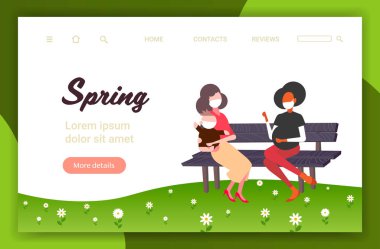 Koronavirüs salgınını önlemek için yüz maskesi takan hamile kadın ve anne.