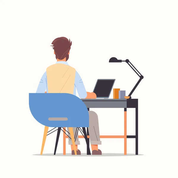 Hombre de negocios usando portátil hombre de negocios sentado en el lugar de trabajo concepto freelance — Vector de stock